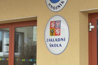 Školní vzpoura na Frýdecko-Místecku: Děti kopaly do dveří ředitelny, vedení volalo policii